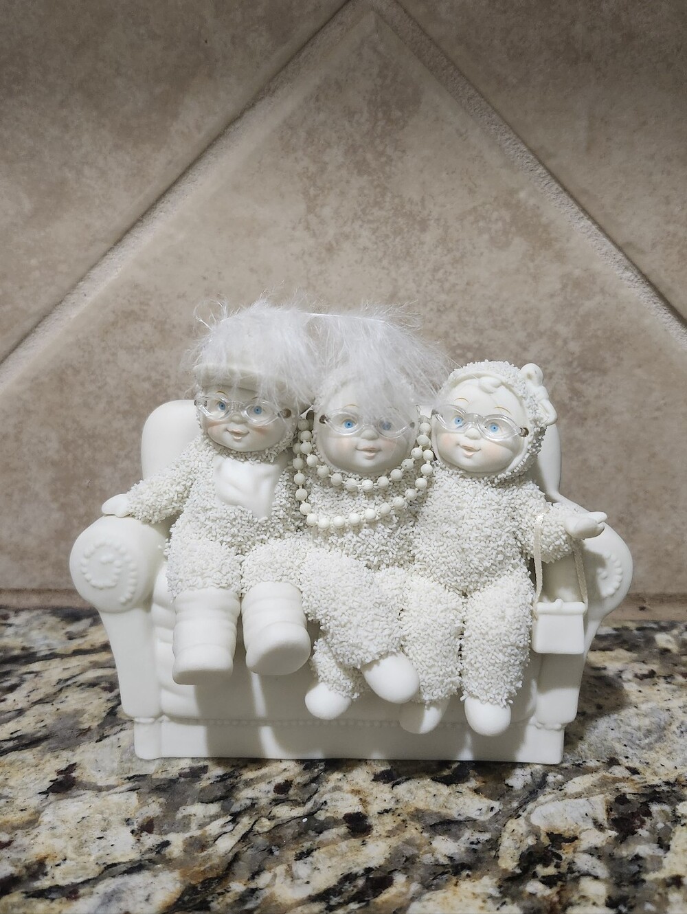 Snowbabies Girlfriends 3 Ladies On A Couch white Figurine Art decor depT 56